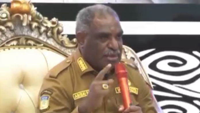 Ini saat Abisai Rollo, Wali Kota Jayapura saat mengeluarkan ujaran rasis saat presentasikan 100 Hari Kerja Wali Kota Jayapura. Foto dari Tribun Papua.