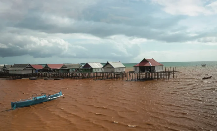Situasi rumah masyarakat di pesisir pantai Pulau Obi. Foto dari transisienergiberkeadilan.id