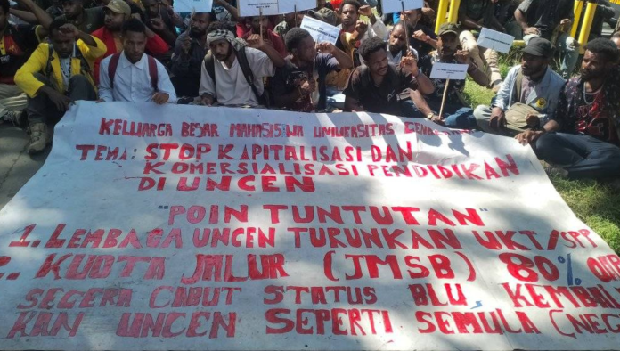 Aksi demosntrasi mahassiwa Uncen pada 22 Mei 2025 menuntut turunkan UKT. Foto dari Tribun Papua.