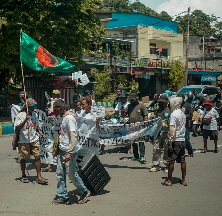 Massa aksi sedang menuju titik aksi. Foto: dokumentasi Solidaritas Pro Demokrasi Sorong Raya.