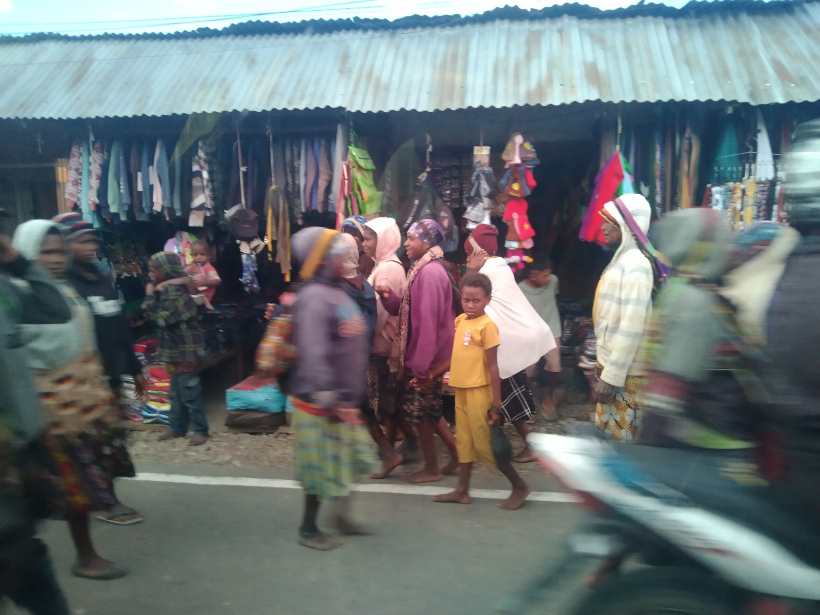 Suasana pasar di suatu sore di Enarotali, Kabupaten Paniai. Foto: dokumentasi I Ngurah Suryawan.