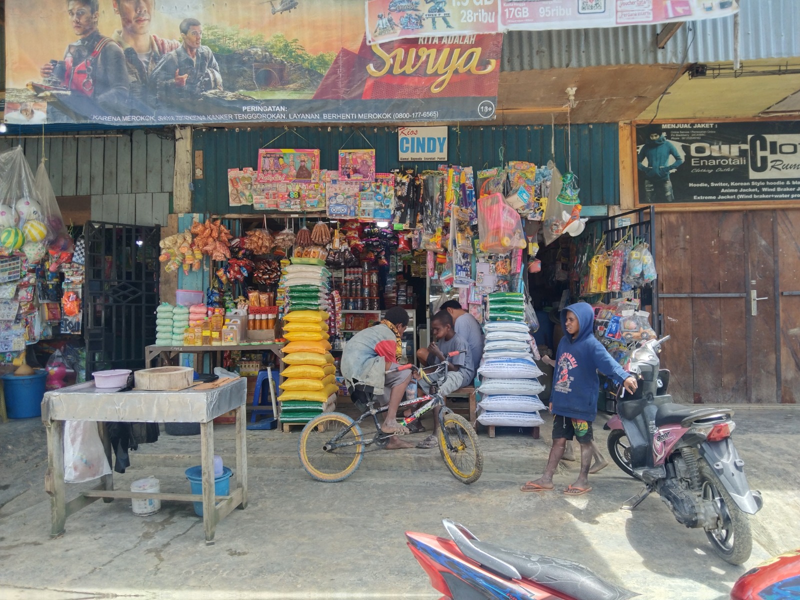 Anak-anak Papua bermain di depan kios di Enarotali, Kabupaten Paniai. Foto: dokumentasi I Ngurah Suryawan.