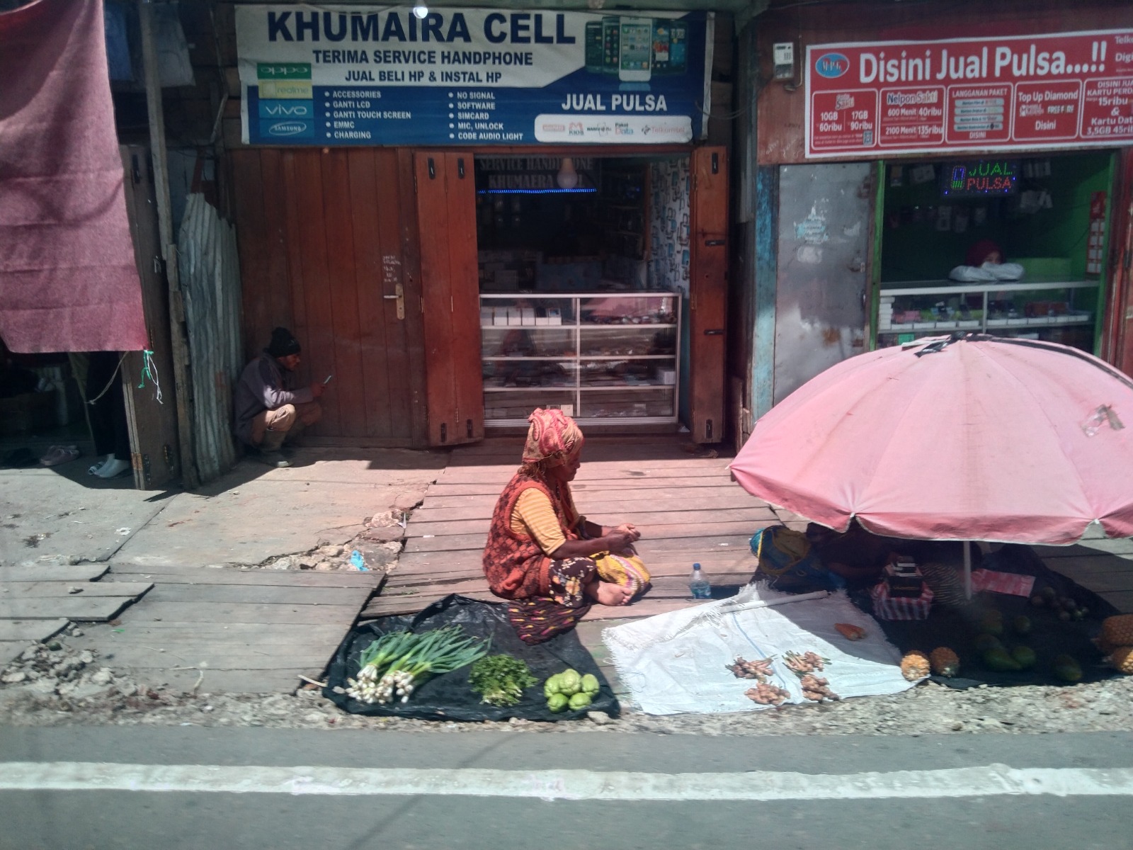 Salah seorang mama berjualan di pinggiran jalan kios di Enarotali, Kabupaten Paniai. Foto: dokumentasi I Ngurah Suryawan.