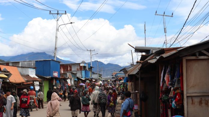 Situasi pasar Enarotali, Paniai di pagi hari. Foto: dokumentasi Mikael Kudiai/Lao-Lao Papua.