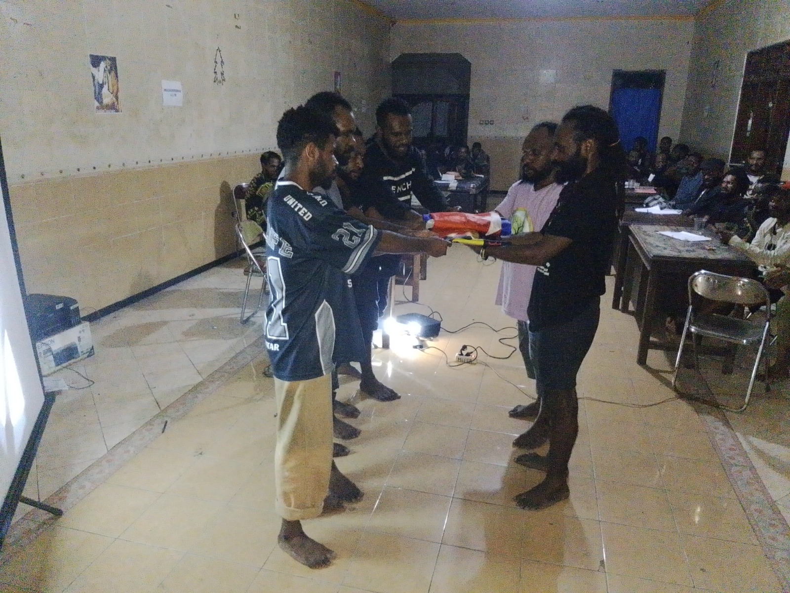 Serahterima dari pengurus lama ke pengurus baru Komite Pusat AMP. Foto: Lao-Lao Papua.