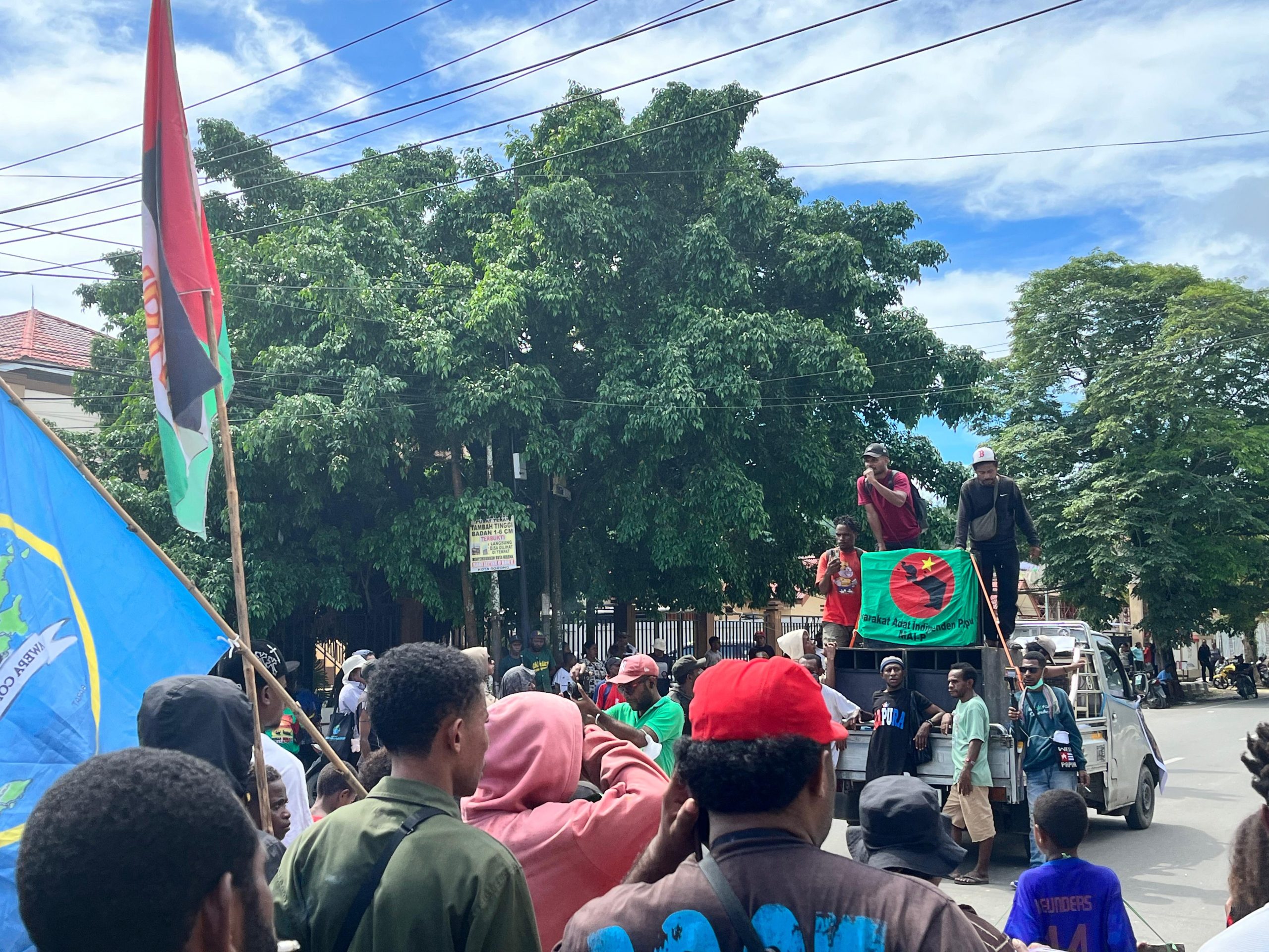 Orasi kawan Musell Safkaur saat aksi long march menuju kantor Gubernur Papua Barat Daya. Foto: Dokumentasi Ruth Bosawer.
