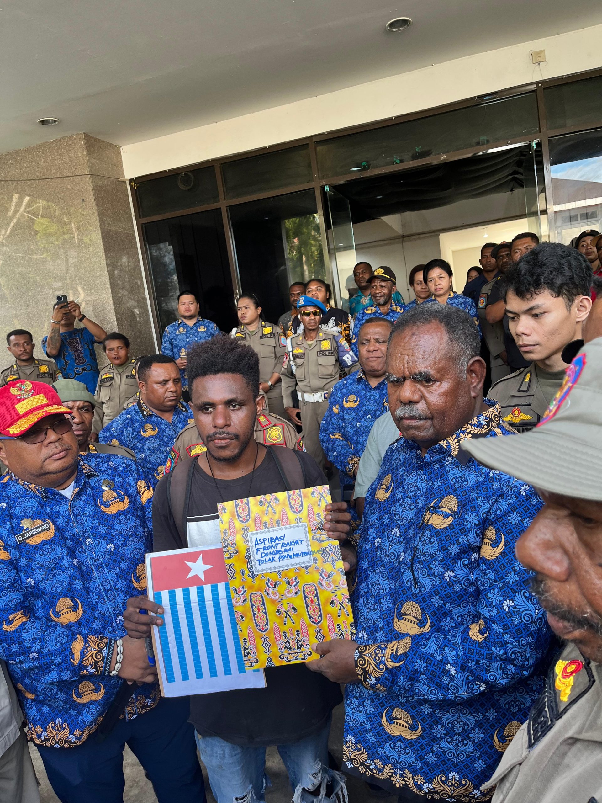 Saat Front Rakyat Domberai Tolak PSN dan Militerisme memberikan tuntutan kepada Gubernu Provinsi Papua Barat Daya, Elisa Kambu. Foto: Dokumentasi Ruth Bosawer.