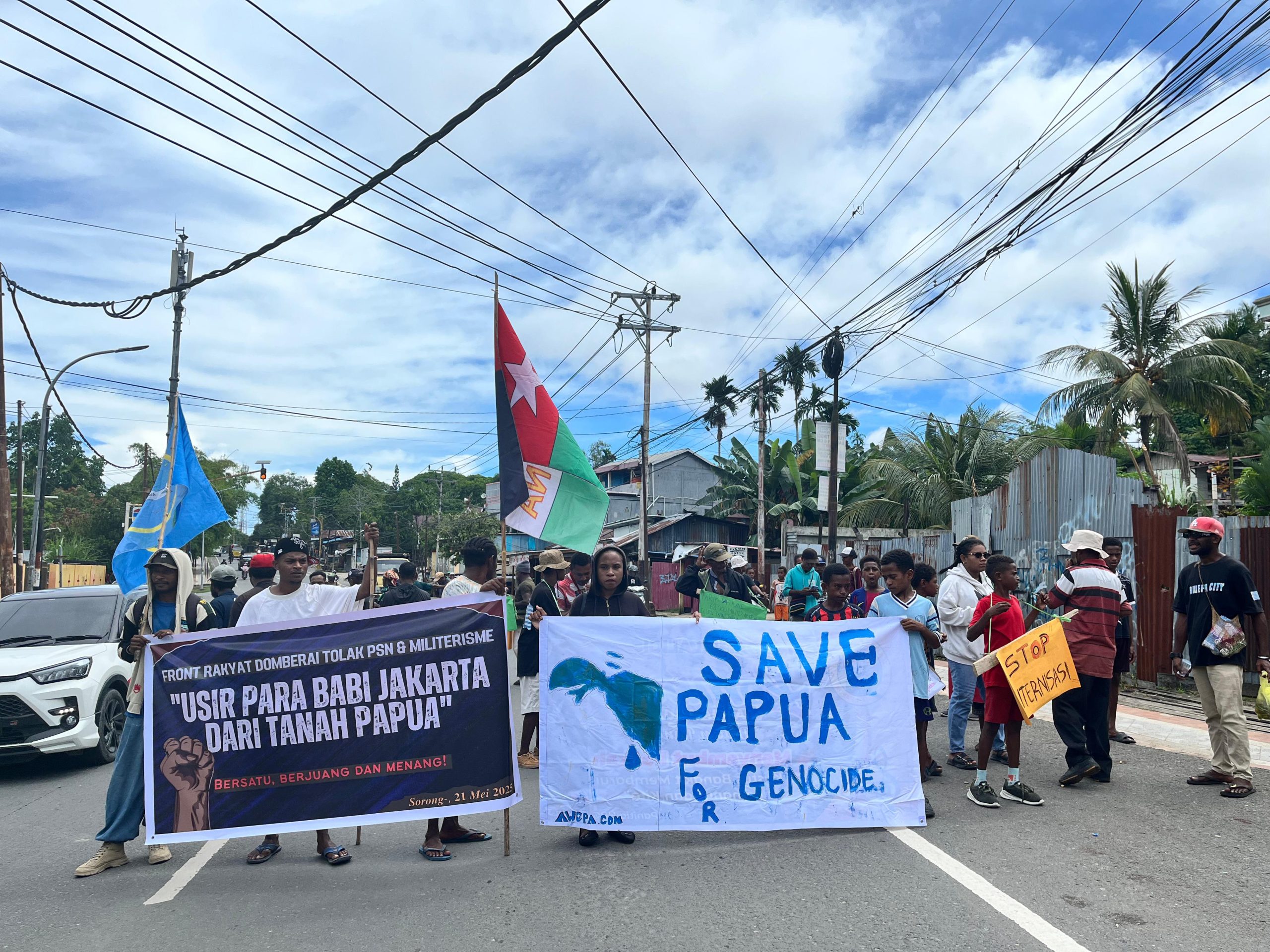 Massa Front Rakyat Domberai Tolak PSN dan Militerisme saat aksi sambil orasi-orasi menuju kantor Gubernur Provinsi Papua Barat Daya. Foto: Dokumentasi Ruth.